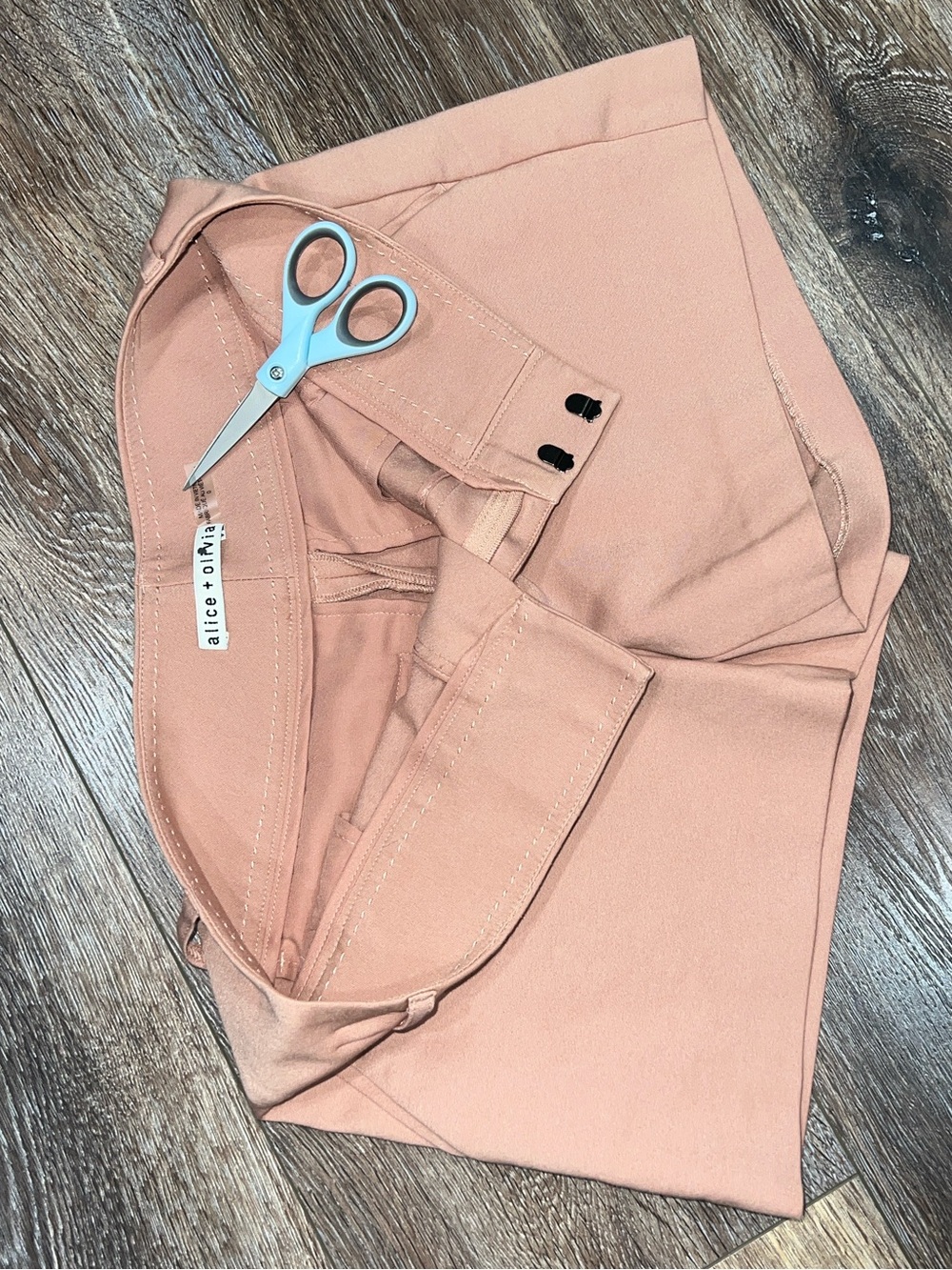 Alice + Olivia Cady Shorts In Rose Tan Classic - Picture 7 of 9